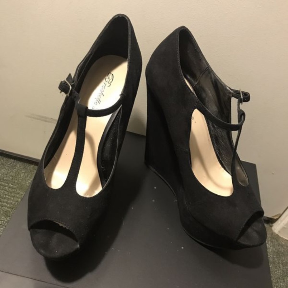 🌟Woman’s Black Wedged Heels‼️